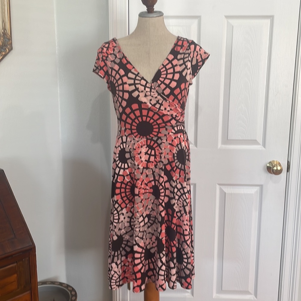 Maggie L dress V neck & back cap sleeves stretch geometric print women’s size 10